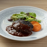 熟練シェフが目の前で焼き上げる絶品の肉料理