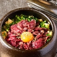 ★NEW★贅沢具材がのった土鍋ごはんが登場♪肉ゆっけや定番の鮭いくらなど絶対食べてほしい逸品♪ふっくらとやわらかいお米の甘みを楽しめる土鍋ご飯が新登場！贅沢具材をのせた土鍋ご飯を種類豊富にご用意しております◎肉ゆっけは他では味わえない当店オリジナル♪肉好きには堪らない逸品です★