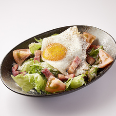 ベーコンエッグシーザーサラダ