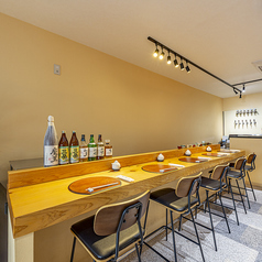 木の温かみを感じる店内とゆったりとお過ごしいただけるカウンター席を5席、ご用意しています。店主との距離感が近いことから、『今日のおすすめはなに？、料理に合うお酒はなんですか？』といった質問が気軽にてきるところが魅力の1つとなっております。