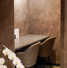 「ふたりきりの美食時間。」完全個室のカウンター席は、記念日や特別な夜に最適。目の前で仕上がる料理とともに、贅沢な時間を。