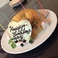お誕生日や特別な日には、シェフ自慢の可愛いケーキも♪写真はアメ細工のデコケーキ　1500円～