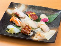新鮮な活魚を使用した自慢の握り寿司の写真