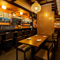 木の温もりと神戸牛のブロンズ像が彩る空間デザイン◎