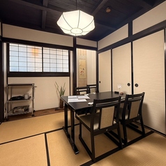 当店の個室は、プライベート感と快適さを追求した空間です。デートや記念日、家族の特別な集まり、ビジネスランチ、会議など、さまざまなシーンにぴったり。周囲を気にせず、心ゆくまでお楽しみいただける心温まる雰囲気が漂っています。厳選されたこだわりの料理と共に、特別な時間をお過ごしください。