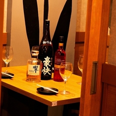 【3～4名様用完全個室】少人数でのご利用に最適な3～4名様用の完全個室をご用意しております。木の温もりを感じる落ち着いた空間は、接待やご家族でのお食事、気の置けないご友人とのひとときにもぴったり◎名物の地鶏炭火焼鳥や鶏餃子を囲んで、ゆったりとした時間をお楽しみください。