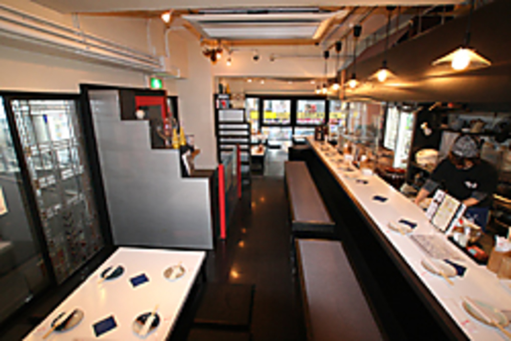 スタッフと喋りながらお食事出来るオープンキッチン♪1名様でも大歓迎！