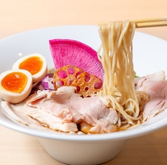 特製の鶏白湯と出汁を使ったラーメン