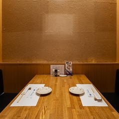 完全個室のソファ席をご用意しており、最大4名様までご利用いただけます。プライベートな空間で、どうぞリラックスしてお楽しみください。