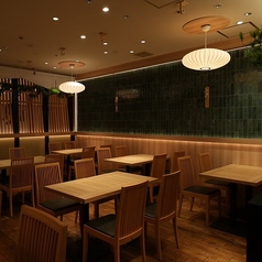 落ち着いた空間でゆったりと食事を楽しめるテーブル席。上質な料理を、程よいプライベート感の中でゆっくりとご堪能いただけます。ご家族でのお食事やご友人との集まり、ビジネス利用にも最適です。