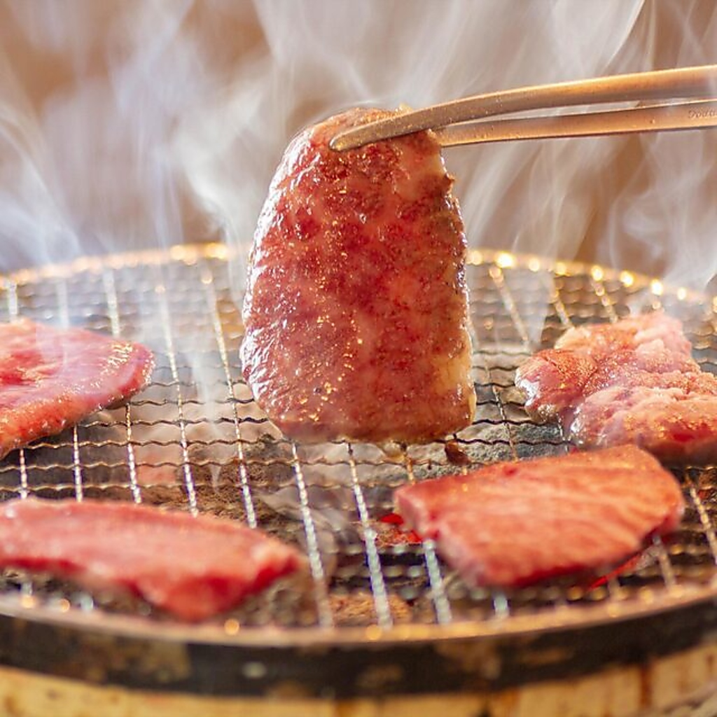 炭火で香り立つ極上焼肉。噛むほどに旨みが広がる和牛を、熱々のまま堪能できる贅沢なひととき。