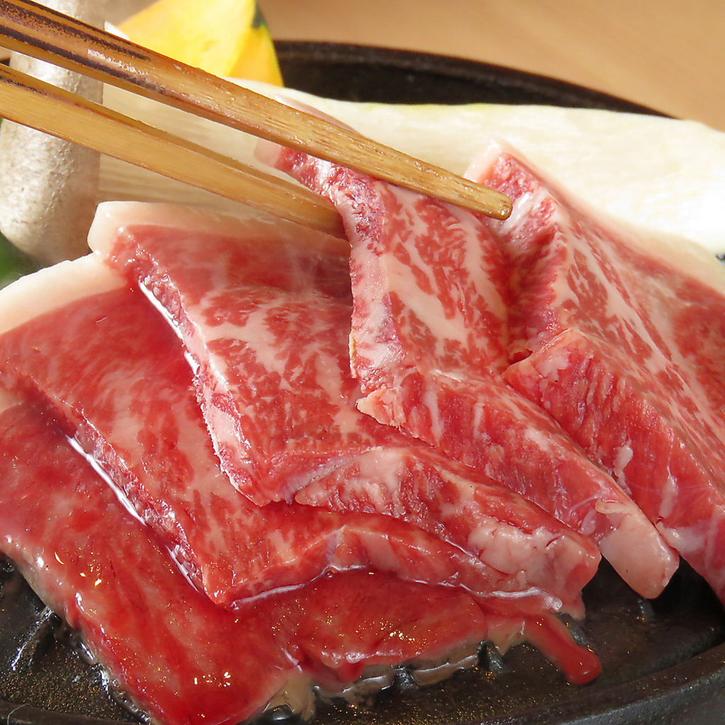 ほどよくサシが入って、肉本来の味が堪能できる福島牛ステーキは当店特製のソースと相性抜群