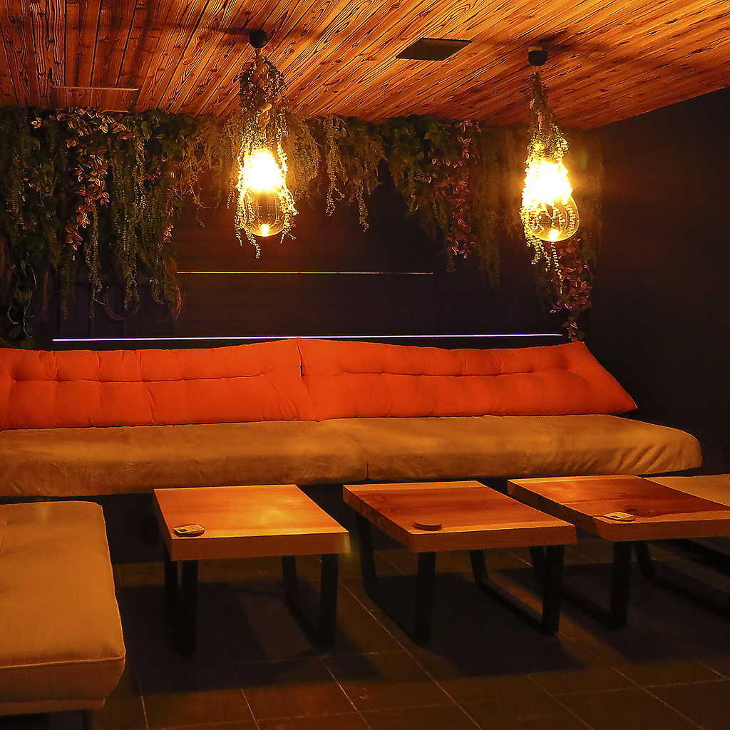 座り心地抜群◎ゆったりとお座りいただけるソファ席もございます。女子会や友人との集まりにおすすめ