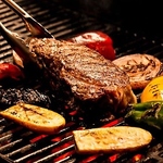 炭火の香ばしさ、肉汁の旨み。五感で味わうごちそうBBQ。ジューシーな肉と香り立つ炭火の相性が抜群