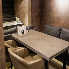 「くつろぎと高級感を兼ね備えた、上質空間。」洗練されたインテリアと、プライベート感あふれる個室が非日常を演出します。