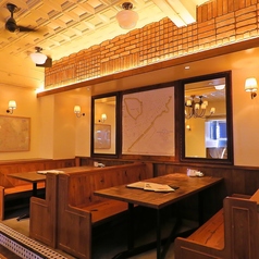 【友人や家族とのお食事に人気のBOX席】6名様掛けの特別なお席。2組限定です。