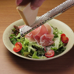 生ハムとチーズのレモンサラダ