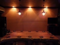 ど～んと一枚板で作られたテーブルが印象的な、2階の掘りごたつ個室【亀】の部屋。
