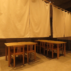 【最大20名までOK!宴会や会食に最適】「キジトラ240Z」では、最大20名までの貸し切り利用が可能。歓送迎会やお祝い事、職場の打ち上げなど、プライベート感のある空間でゆったりと料理と会話を楽しめます。コース料理や飲み放題プランも充実しており、幹事さんも安心。JRも市電からも徒歩30秒という好立地も魅力です。