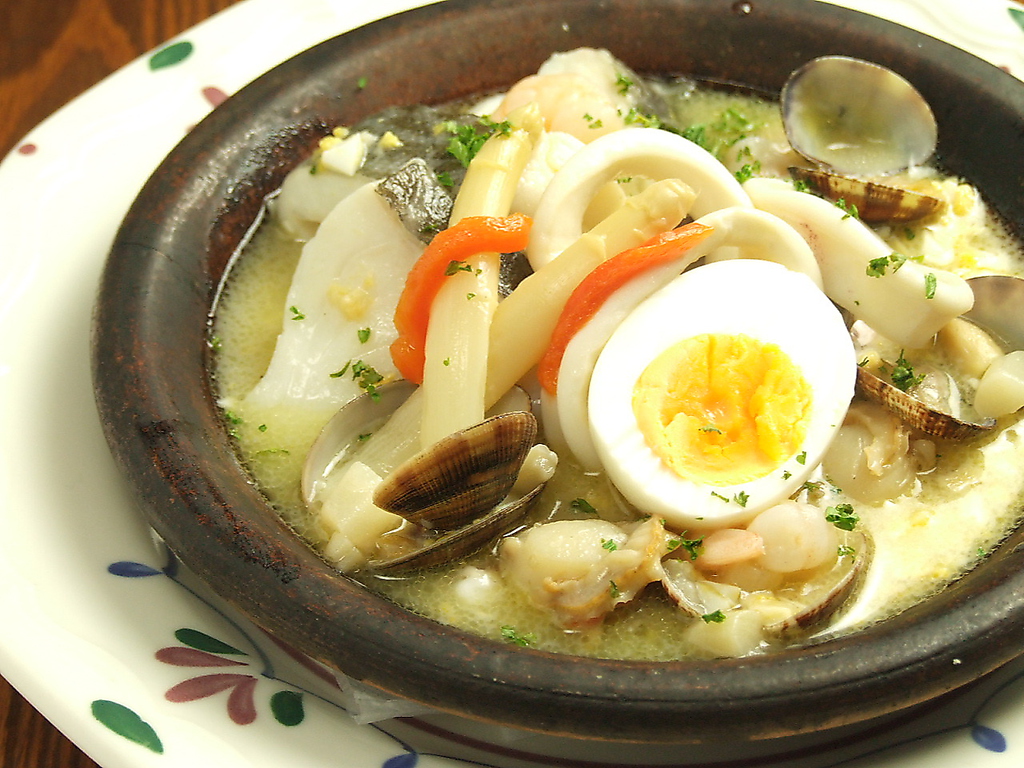 《白身魚とホワイトアスパラの煮込み バスク風》さっぱりとした美味しさが白ワインにマッチしますね