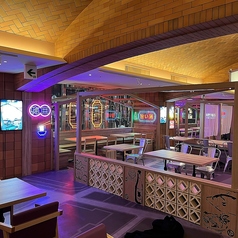 総席数168席！少人数～大人数まで様々な人数に対応可能なテーブル席をご用意しております。煌びやかなネオンに照らされた特別な空間で、大切な方と至福のひとときを♪