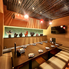 シーサーがずらりとお出迎えする完全個室『シーサーの間』！沖縄の守り神に囲まれた特別な空間です！テレビ完備でスポーツ観戦やモニターとしても利用も可能です！