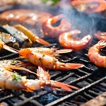 お肉も海鮮も、グリルで格上げ。これぞ“本気のBBQ”。多彩な食材を豪快に焼き上げる贅沢スタイル。