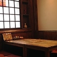 足を下ろして座れる掘りごたつ席をご用意しております。長時間座っても疲れにくい快適な空間で、ゆったり、お過ごしください。