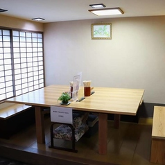 最大10名様程座っていただけるイス席です。 靴を脱いで一段上がっていただきます。