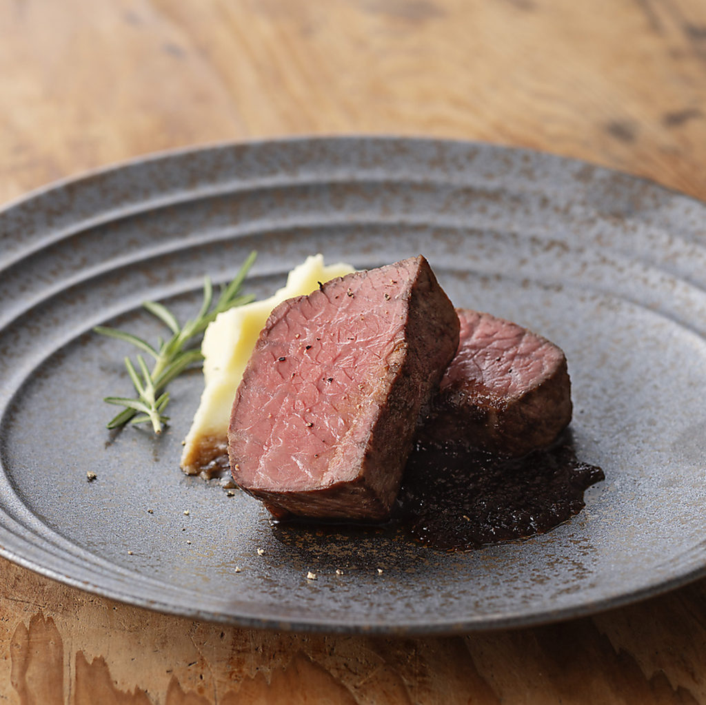 宮崎産の有田牛、宮崎牛など多種多様な牛肉を使ったお料理を提供しております。ぜひご賞味ください♪