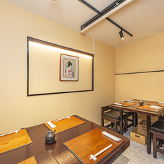 小規模の飲み会から大人数の宴会にも対応できるテーブル席をご用意しています。仕切りを降ろすことで半個室としても使えるので急に決まった仕事帰りの飲み会や、女子会といった用途でご利用いただけます!また仕切りを上げることで大人数にも対応しているので会社宴会等も大歓迎です◎