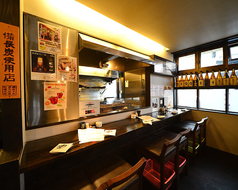 1階にあるカウンター席は最大6名様まで使用可能! 職人の熟練した技を目の前で拝見できる人気の席です。