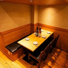 【ソファータイプ席あり♪】ゆったりくつろげるソファータイプのテーブル席も完備◎お友達との語らいや会社のカジュアルな飲み会にもおすすめです♪人気の地鶏串や逸品料理をつまみながら、2時間飲み放題付コースもコスパ抜群！心地よい空間でリラックスしながら、上質な時間をお過ごしください♪