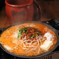 熱々の鉄板で提供するプリップリのもつ！