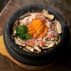 炙り松茸・本ズワイ蟹・雲丹 石釜炊き込み飯 ~酢橘・山葵~