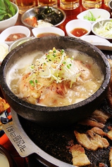 漢方パワーのサムゲタンが付いた焼肉コース『サムサムコース』は、美と健康を気にする方に人気