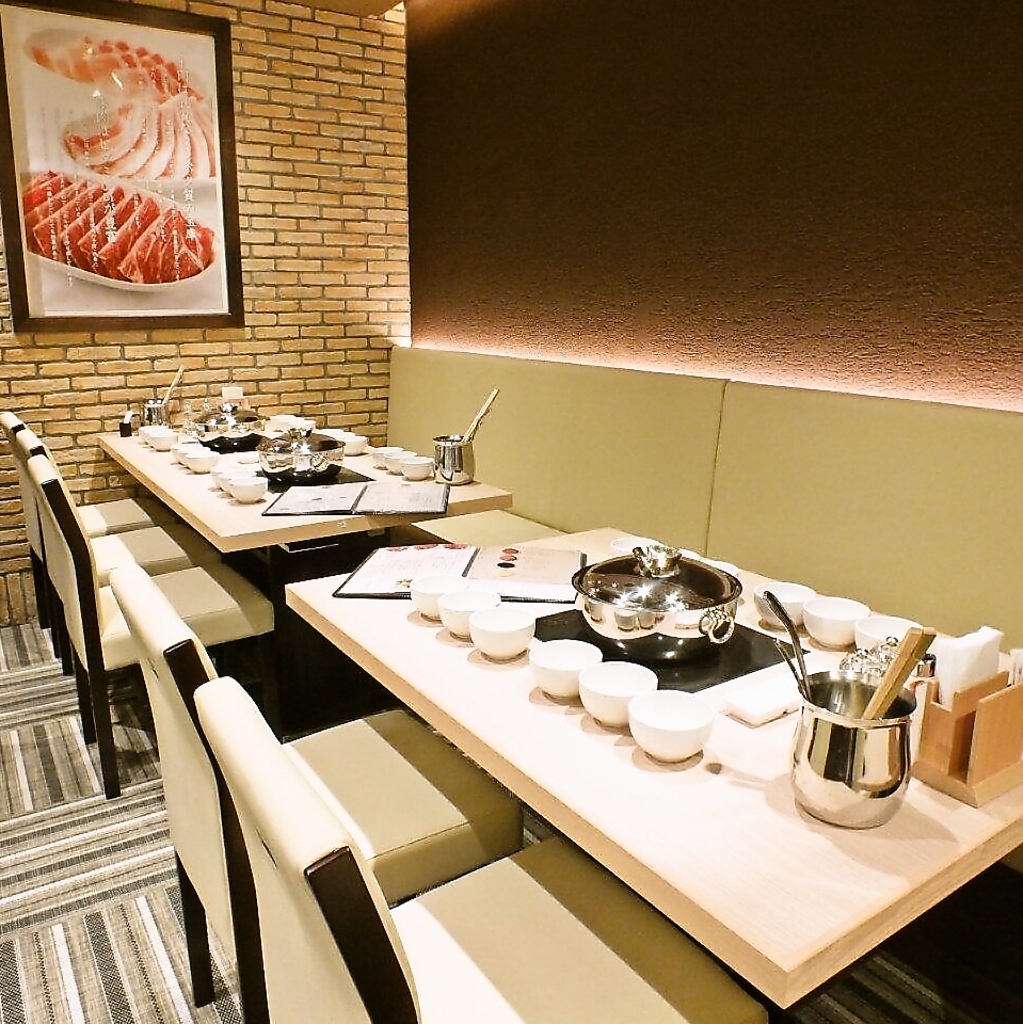 雰囲気自慢の個室スペースは10名様用×2室、最大20名様。 少人数の場合は半個室仕様。