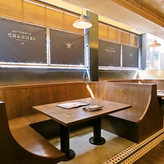 【女子会で使いやすいコの字型のBOX席】6名様向け、限定3組の特別席。囲い込んで話せるので、女子会や合コン利用で人気です。大きな窓から日差しの入る明るいお席◎