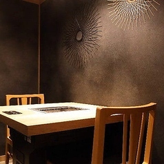 【個室｜2名様まで】落ち着きのある照明に照らされた、2名様向けの個室をご用意。黒を基調としたシックな色合いが高級感を演出します。記念日やお誕生日などの特別な一席にはもちろん、親しいご友人とのお食事にもおすすめです。