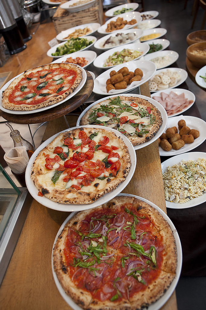 ランチタイムはブッフェ形式。ピッツァ、パスタ、サラダ、前菜他好きなだけご堪能あれっ。