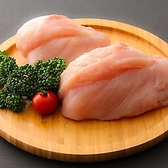 当店の鶏肉料理は鳥取県大山麓で育つ銘柄鶏『大山鶏』を使用しております！脂乗りのバランスのとれた、ジューシーで味のある肉質が特徴です！