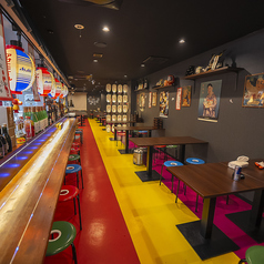 落ち着いたレトロ感漂う雰囲気の中、目の前で料理が作られる様子を楽しみながら、特別な人とのおしゃべりを楽しみながらお食事をご堪能できます♪当店で美味しい料理とお酒を楽しみながらゆっくりお過ごしいください◎