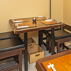 和を感じる落ち着いた店内で当店自慢のお料理をお楽しみください。料理と空間へのこだわりは勿論、接客にも力を入れておりお客様に快適にお過ごしいただけるように心掛けております。また当店はモバイルオーダーを導入しているので、お客様の好きなタイミングでご注文いただくことができます。