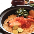 料理メニュー写真&nbsp;いくらと鮭の土鍋ごはん 親子仕立て