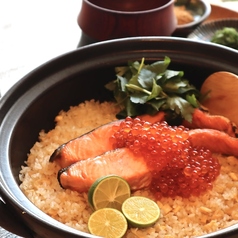 いくらと鮭の土鍋ごはん 親子仕立て