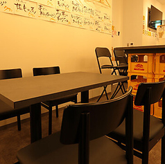 落ち着いて会話を楽しめる、スタンダードなテーブル席もご用意。清潔感のある内装なので、カジュアルなランチや女子会利用にもおすすめですよ◎