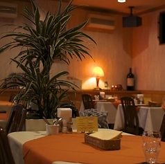 広々とした空間でゆったりお食事を楽しめるテーブル席です。