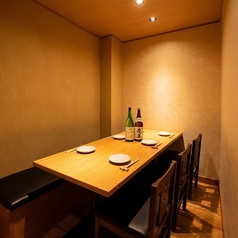 【ソファータイプ席あり♪】ゆったりくつろげるソファータイプのテーブル席も完備◎お友達との語らいや会社のカジュアルな飲み会にもおすすめです♪人気の地鶏串や逸品料理をつまみながら、2時間飲み放題付コースもコスパ抜群！心地よい空間でリラックスしながら、上質な時間をお過ごしください♪