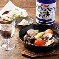 太白ごま油を使用した、蛍いかと蛤のアヒージョ。