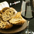 ワインと『焼肉』を堪能☆芳醇で希少なワイン揃ってます。箸休めにも最適なパンやチーズもこだわりものものをご用意。